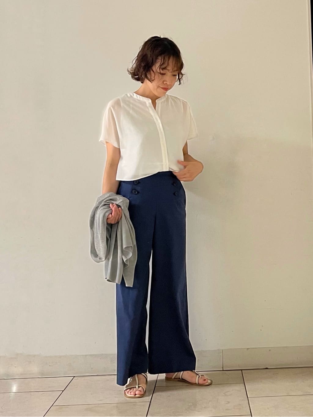 mihoさんの「INDIVI｜【デニムライク】マリンボタン リネン混ワイドパンツ」を使ったコーディネート