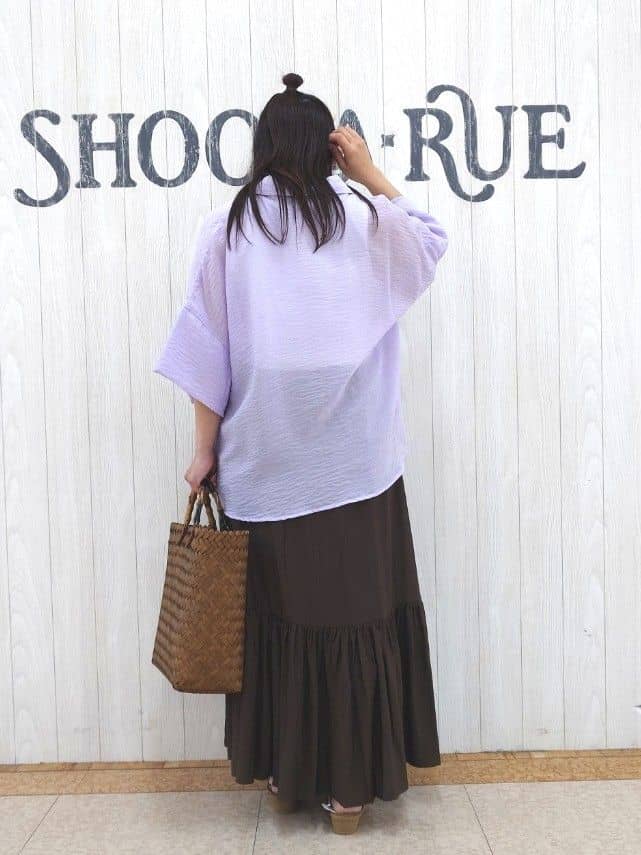 とろろさんの「SHOO･LA･RUE｜ゆるっと感がこなれ見え ワッシャーシアー半袖シャツ」を使ったコーディネート