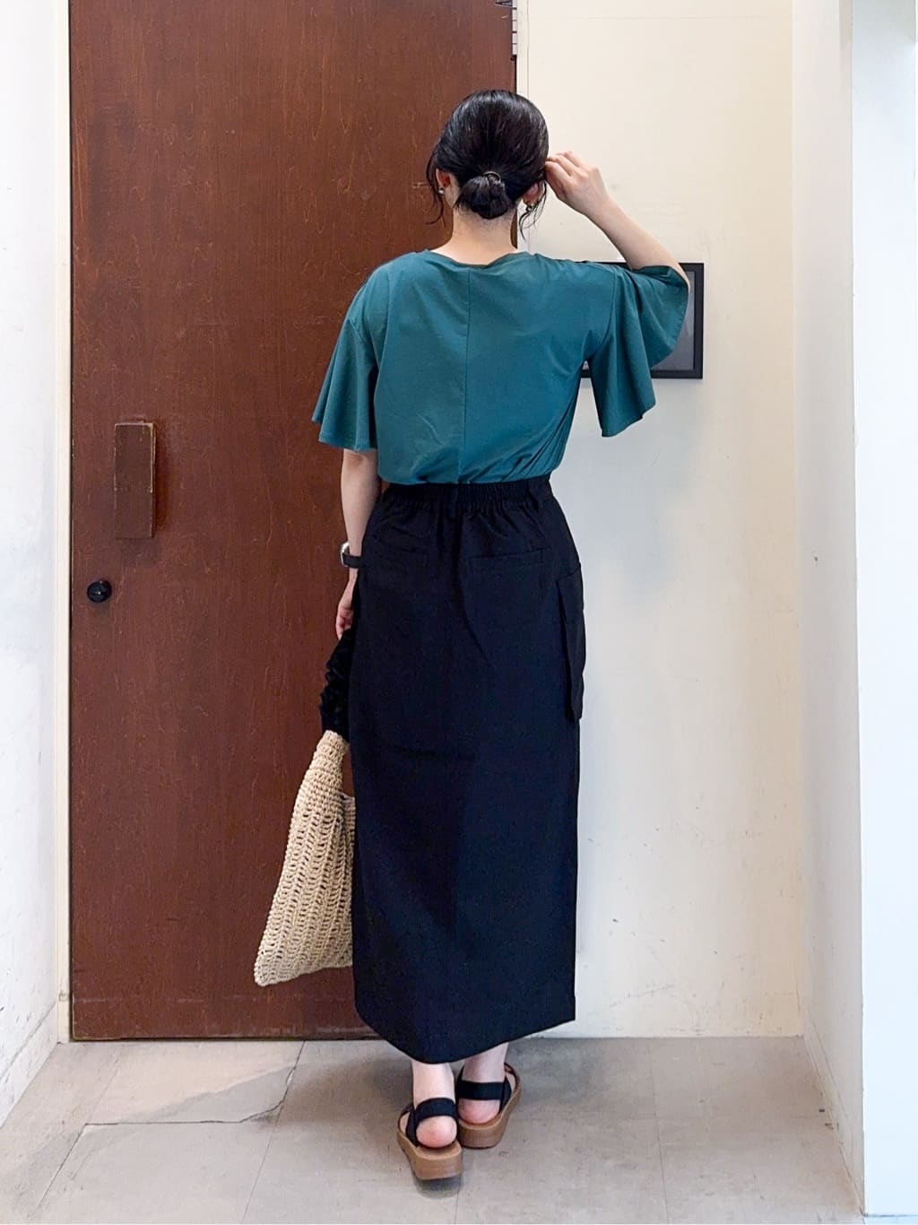 𝐇𝐢𝐫𝐨𝐦𝐢さんの「SHOO･LA･RUE｜【S-LL】大人のきれいめカジュアルに 麻調カーゴナロースカート」を使ったコーディネート