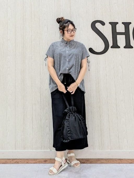 さくみぃさんの「SHOO･LA･RUE｜◆【S-LL/ひんやり】後ろ姿も抜かりなく インせず着られる バックギャザーシャツ」を使ったコーディネート