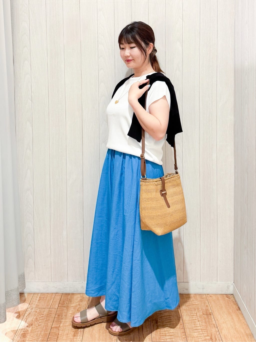 愛さんの「SHOO･LA･RUE｜【洗える/S-LL/ひんやり】さらりと好印象　総針フレンチスリーブニット」を使ったコーディネート