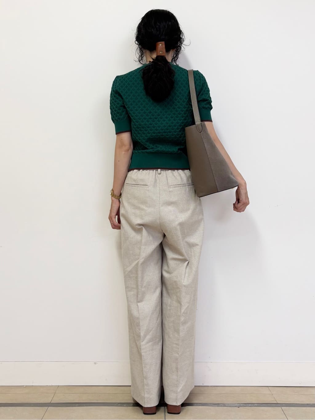 YOKOTAさんの「DRESSTERIOR｜【6色展開/オンオフ】レース編みハーフスリーブニット」を使ったコーディネート