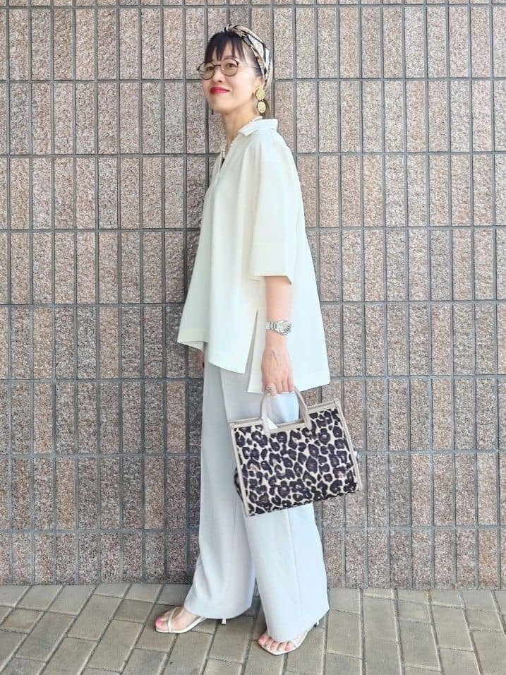 MUTSUKOさんの「UNTITLED｜【UVカット/接触冷感/吸水速乾/ゆったり】V開きネックシャツ」を使ったコーディネート