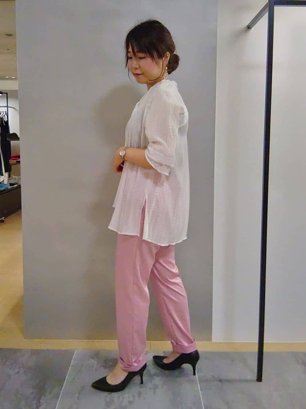 TOMOMIさんの「INDIVI｜【洗える／シャーリング素材】ボリューム袖エアリーブラウス」を使ったコーディネート