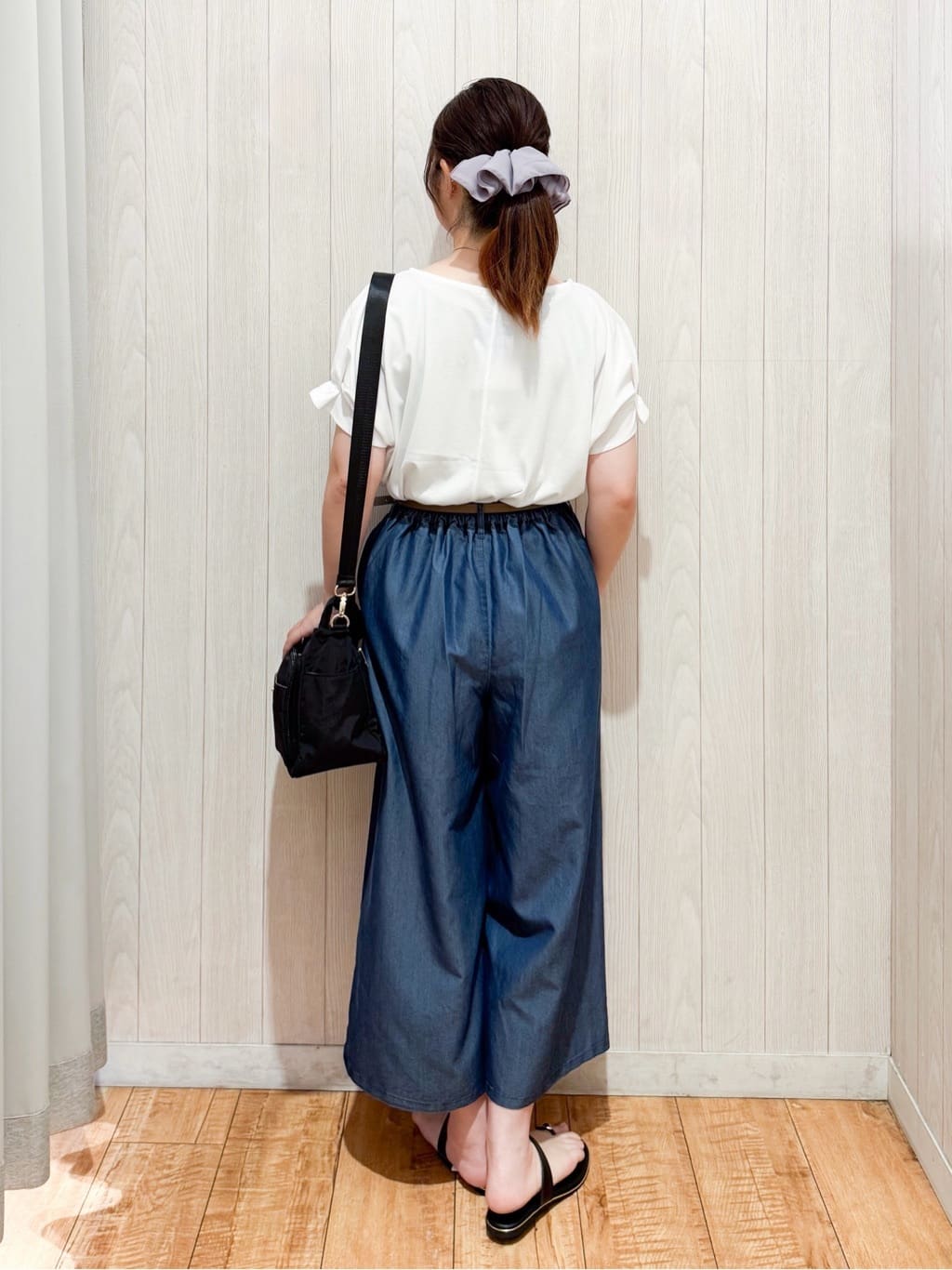 愛さんの「SHOO･LA･RUE｜【S-LL/UV/プチプラ】お袖タックで好印象 デザインTシャツ」を使ったコーディネート