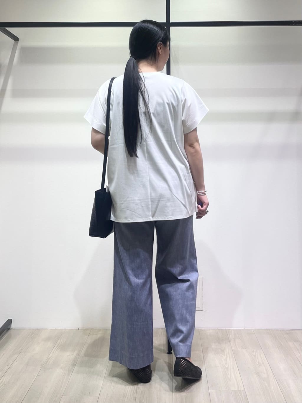 hasuさんの「INDIVI｜【洗える／汗ジミ防止】バイカラー＆アシメヘム Tシャツ」を使ったコーディネート