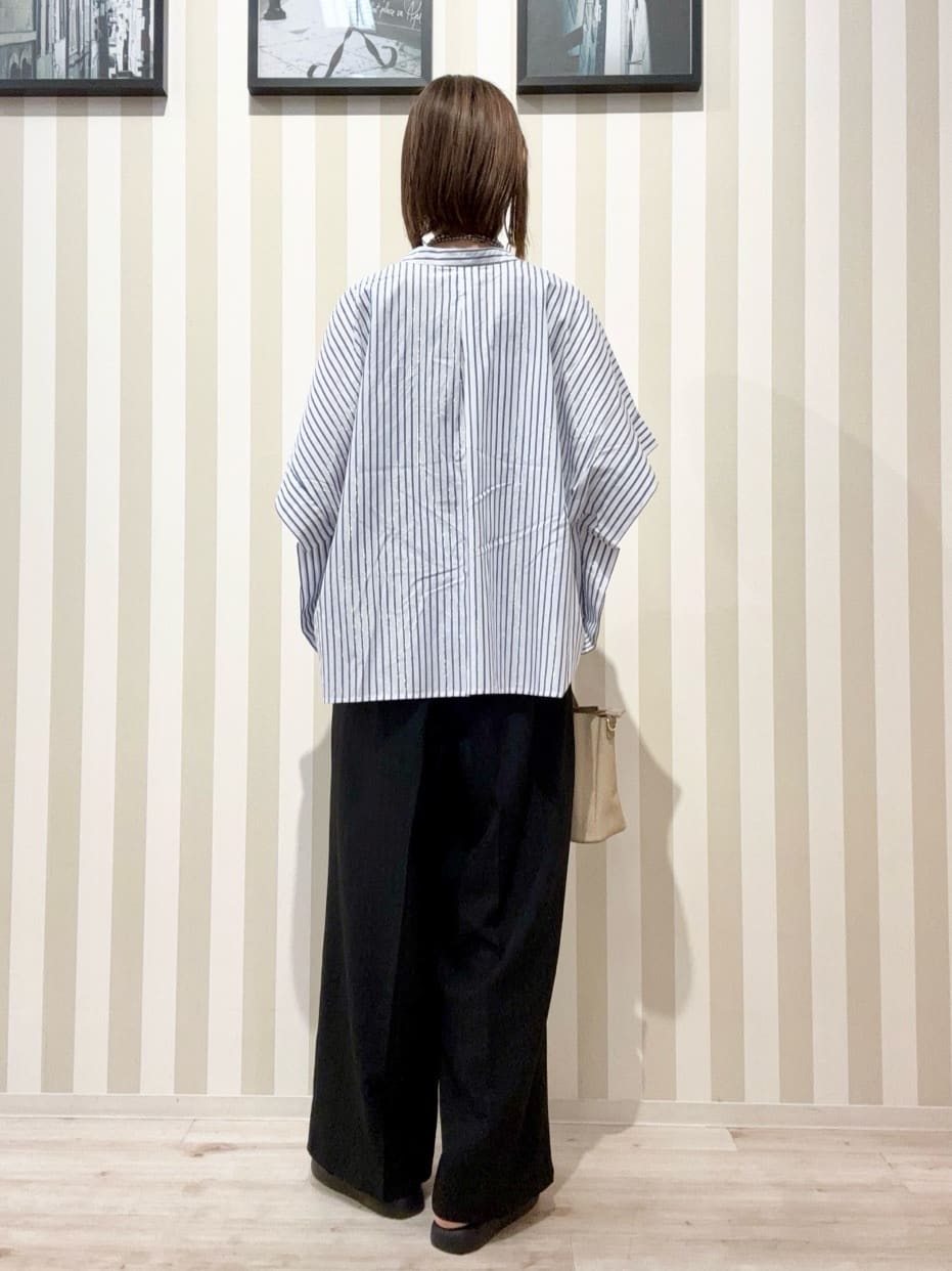 まつこさんの「SHOO･LA･RUE｜きれいめカジュアルに ラメストライプ ポンチョ風シャツ」を使ったコーディネート