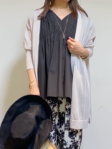 tomoさんの「UNTITLED｜【ウエストゴム/ワイド/柄】モノトーンフラワーパンツ」を使ったコーディネート