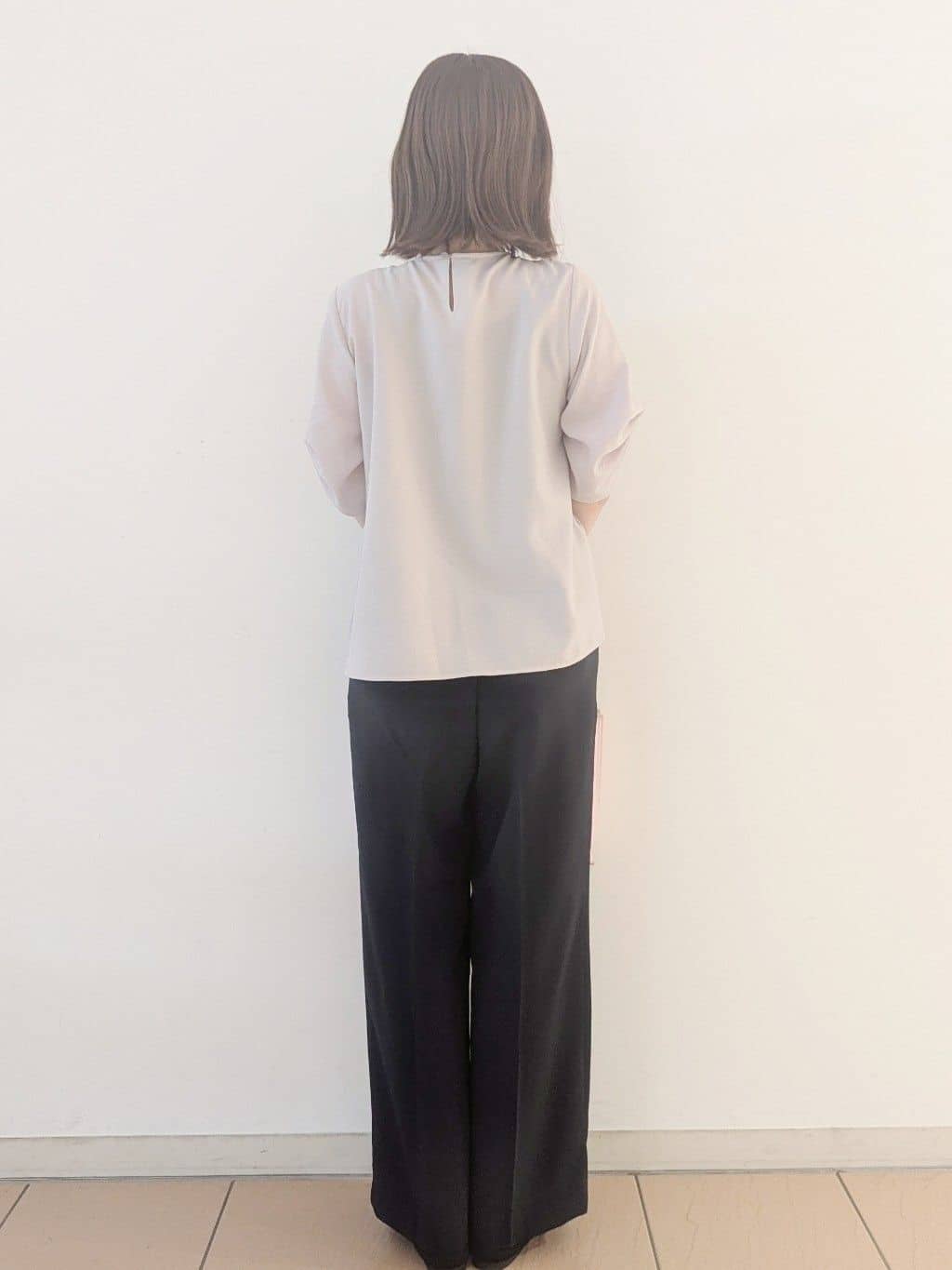 Miさんの「OPAQUE.CLIP｜リネンライクキーネックタックスリーブブラウス【洗濯機洗い可／吸水速乾／接触冷感】」を使ったコーディネート