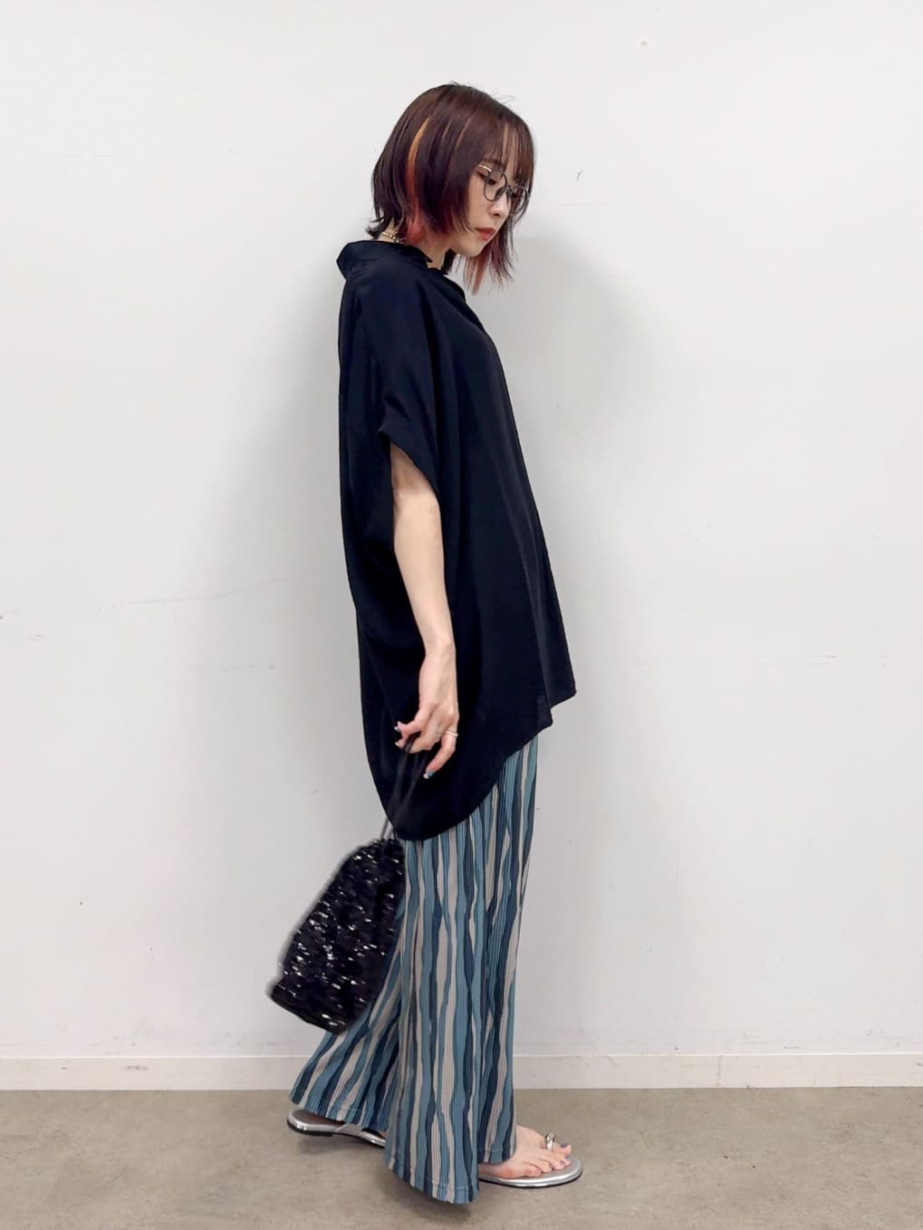 𝐜𝐡𝐢𝐤𝐚さんの「SHOO･LA･RUE｜【ひんやり】すっきりきれいに体型カバー コクーンシルエットワンピース」を使ったコーディネート