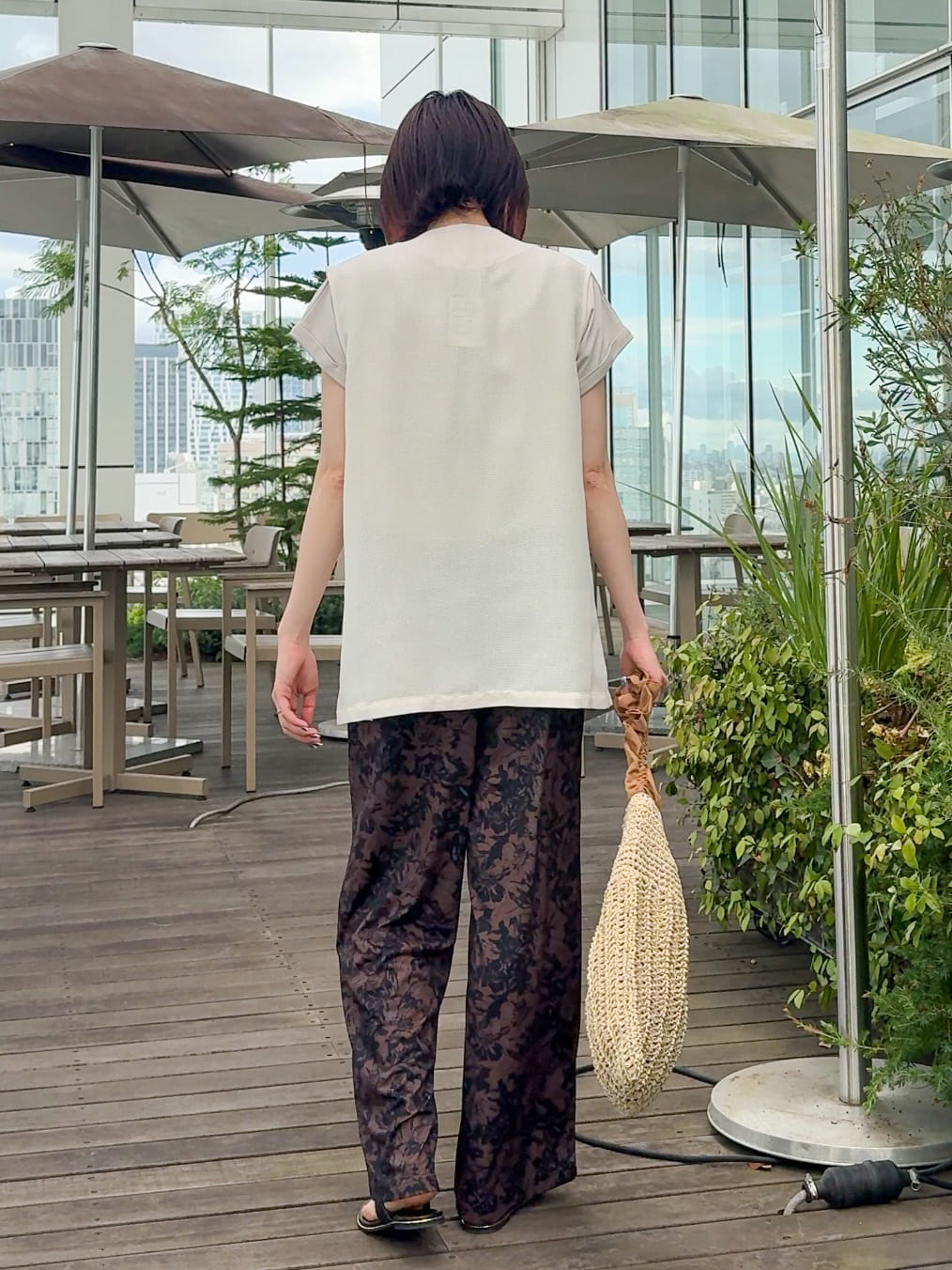 𝐜𝐡𝐢𝐤𝐚さんの「SHOO･LA･RUE｜【S-LL】夏のレイヤードコーデに さらりと着られるメッシュジレ」を使ったコーディネート