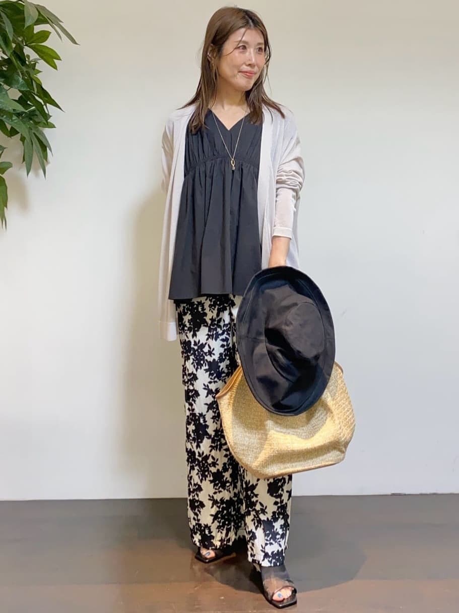 tomoさんの「UNTITLED｜【ウエストゴム/ワイド/柄】モノトーンフラワーパンツ」を使ったコーディネート