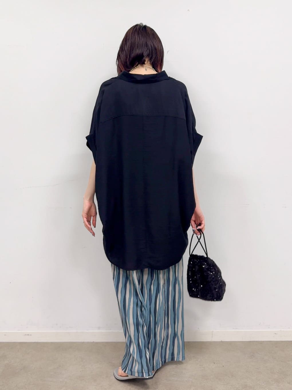 𝐜𝐡𝐢𝐤𝐚さんの「SHOO･LA･RUE｜【ひんやり】すっきりきれいに体型カバー コクーンシルエットワンピース」を使ったコーディネート