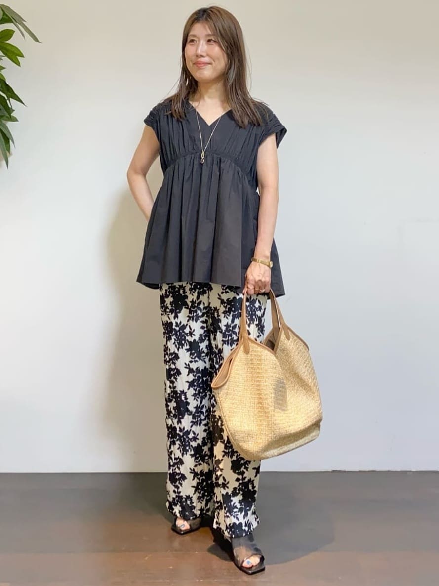 tomoさんの「UNTITLED｜【ウエストゴム/ワイド/柄】モノトーンフラワーパンツ」を使ったコーディネート