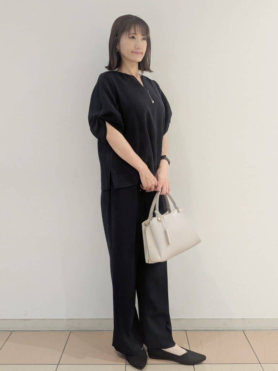Miさんの「OPAQUE.CLIP｜リネンライクキーネックタックスリーブブラウス【洗濯機洗い可／吸水速乾／接触冷感】」を使ったコーディネート