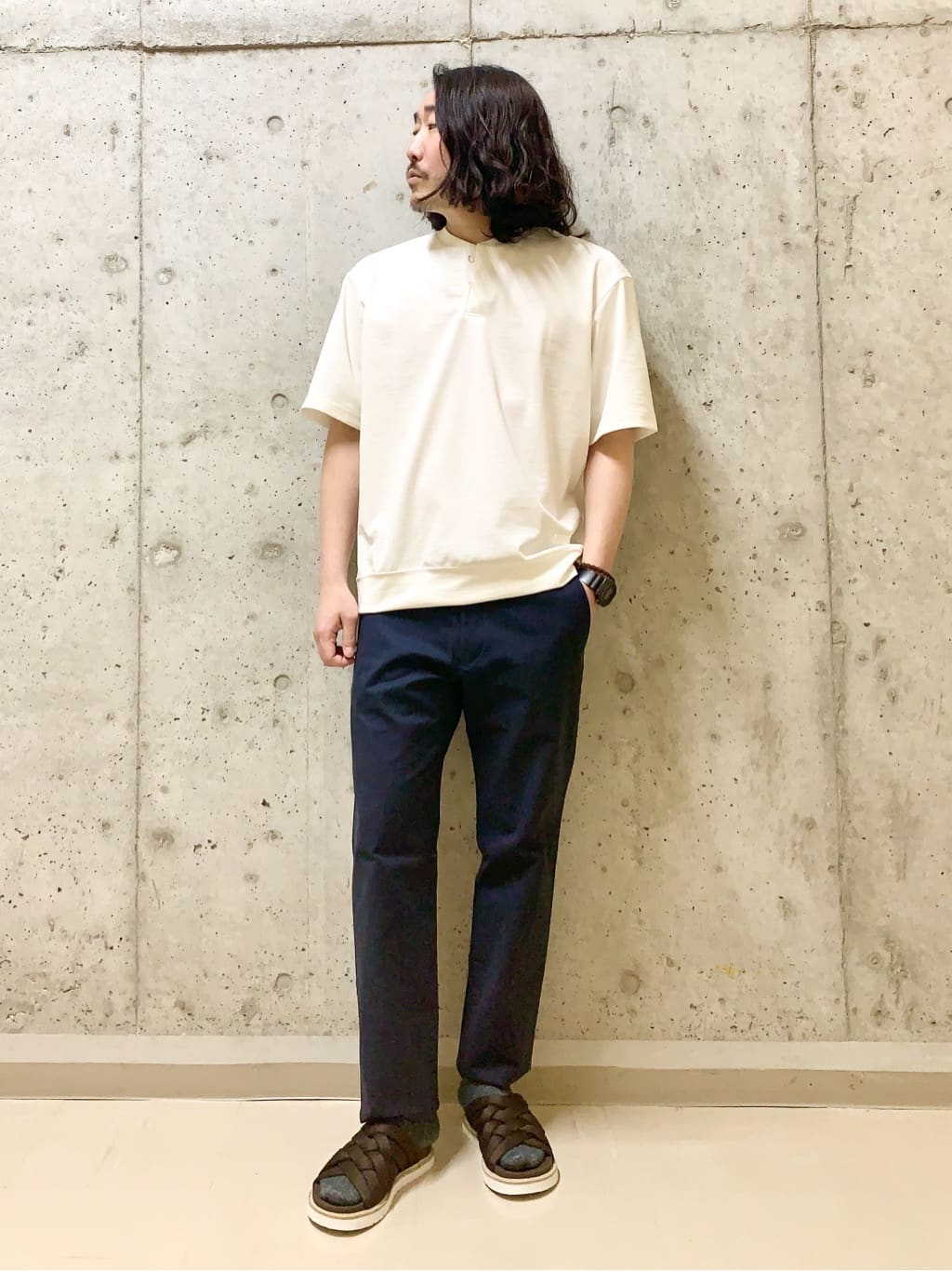 木村剛さんの「TAKEO KIKUCHI｜【全7サイズ&times;8色展開！】トップマルチヘリンボン パンツ」を使ったコーディネート