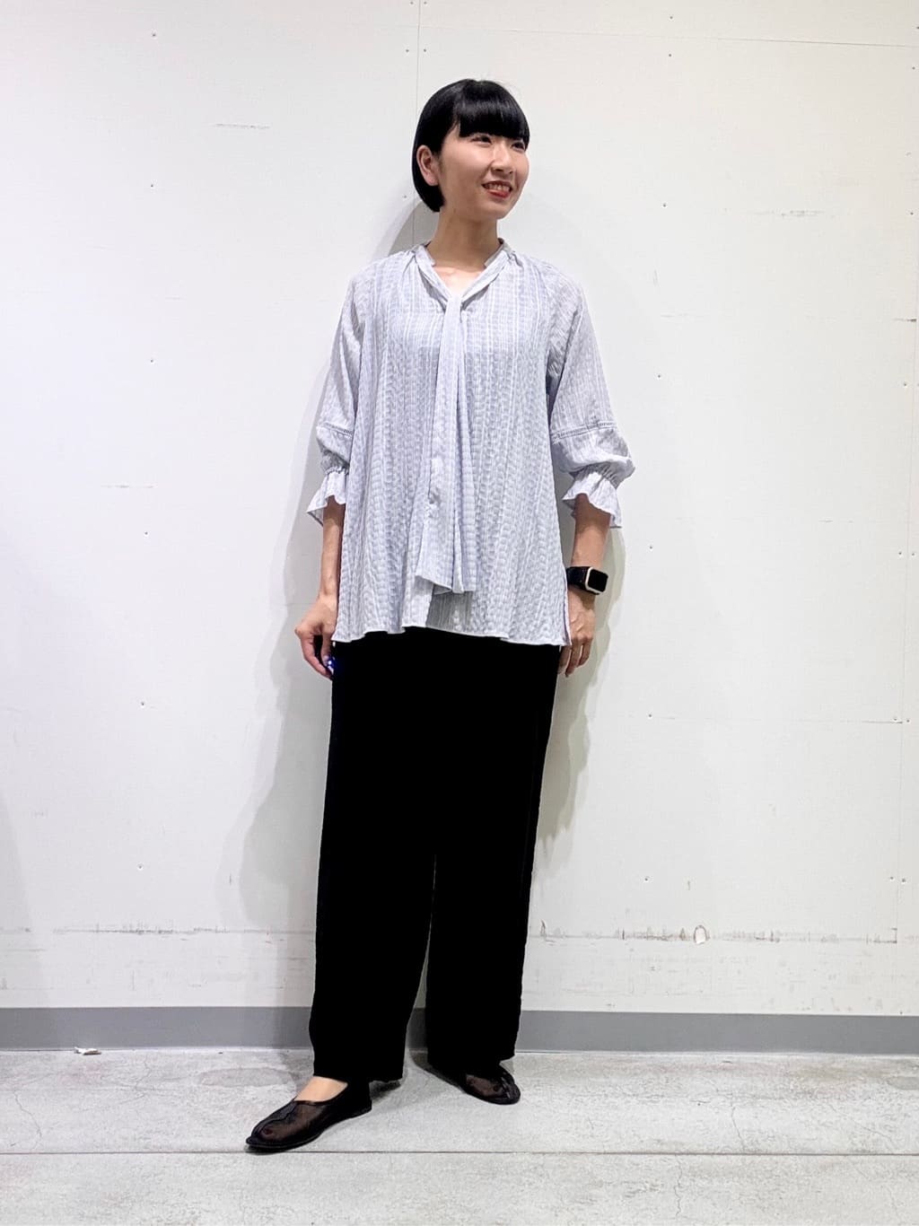naoさんの「INDIVI｜【洗える／シャーリング素材】ボリューム袖エアリーブラウス」を使ったコーディネート
