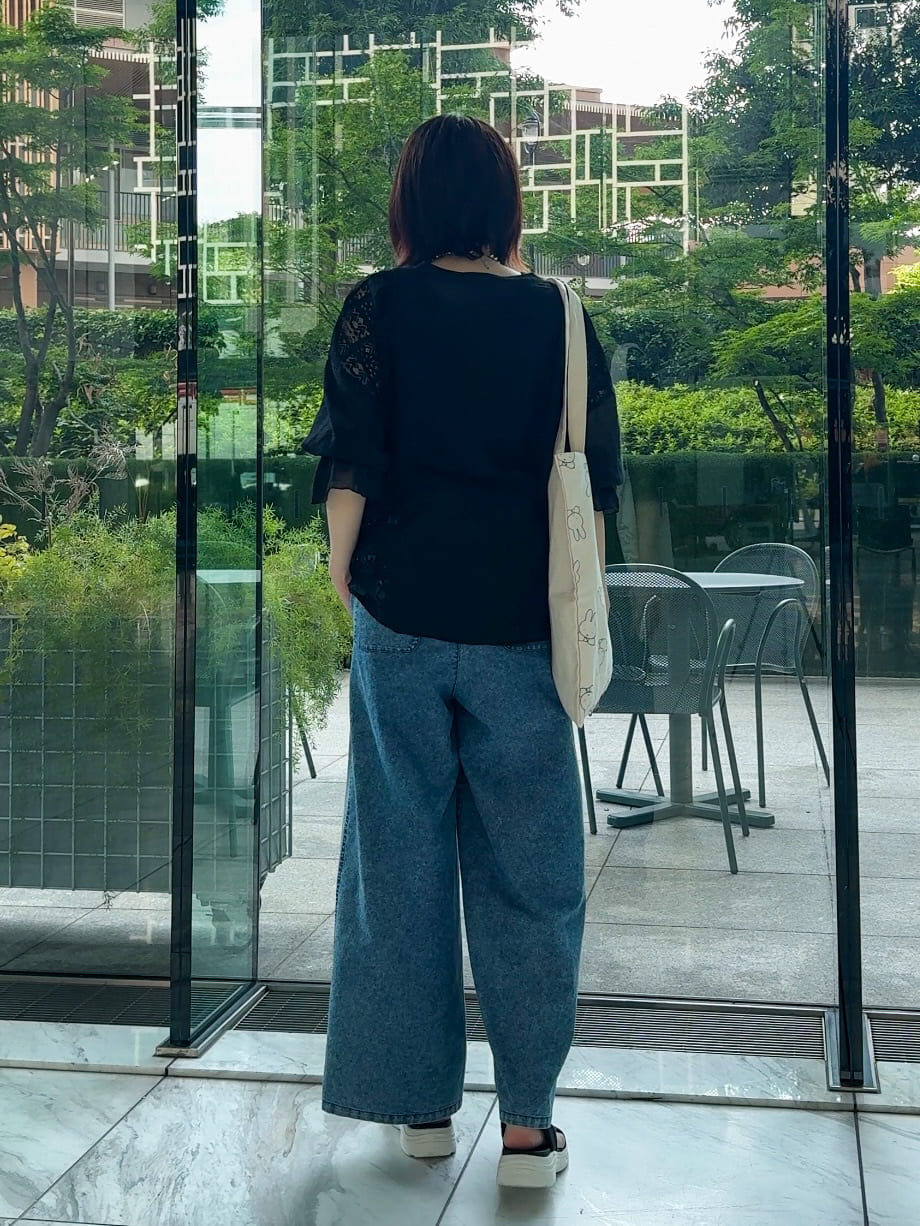 𝐜𝐡𝐢𝐤𝐚さんの「SHOO･LA･RUE｜【S-LL】サイドラインがアクセント イージーデニムパンツ」を使ったコーディネート