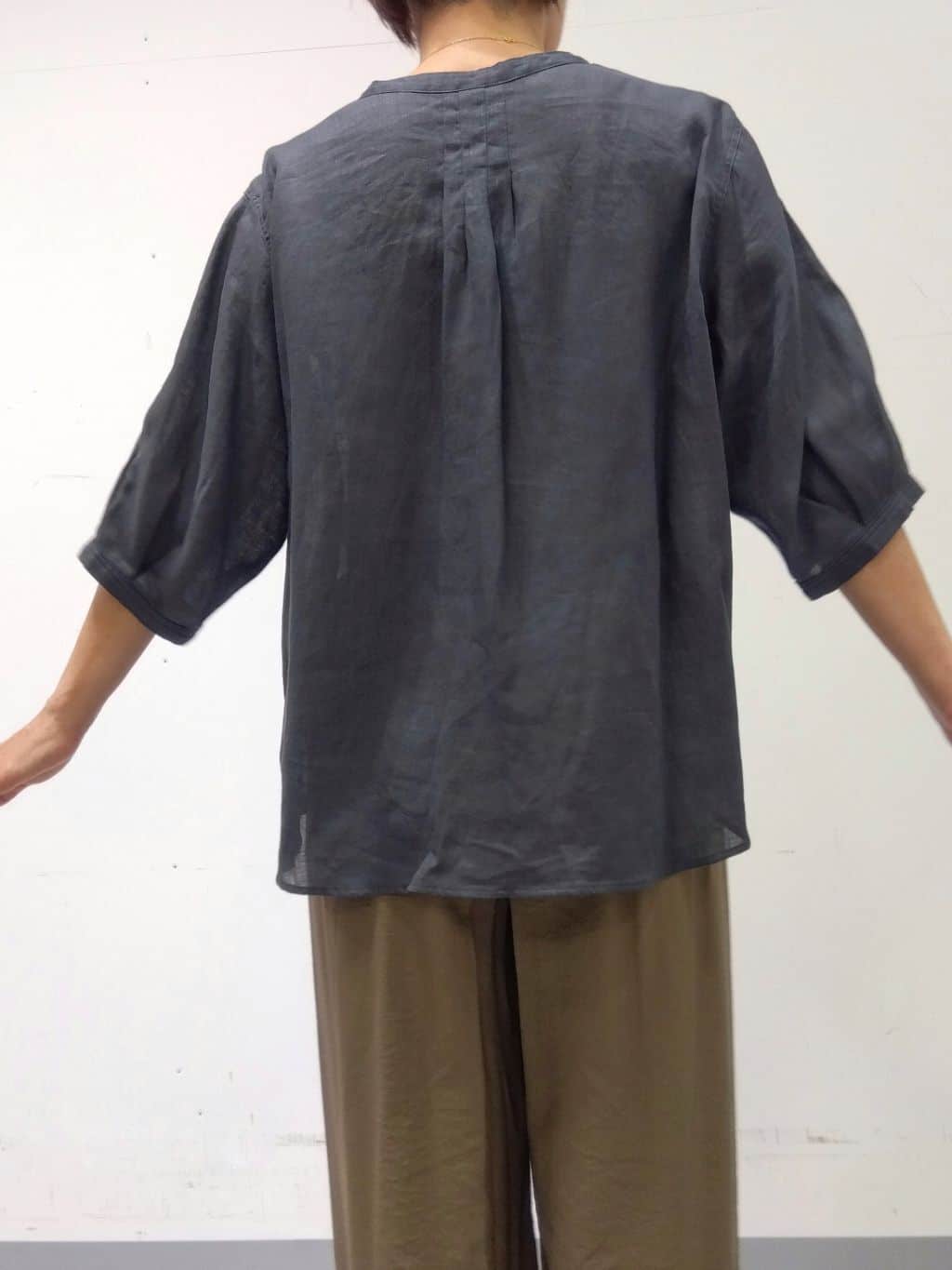 Kさんの「INDIVI｜◆【毎年人気！／フレンチリネン】5分袖バンドカラーブラウス」を使ったコーディネート