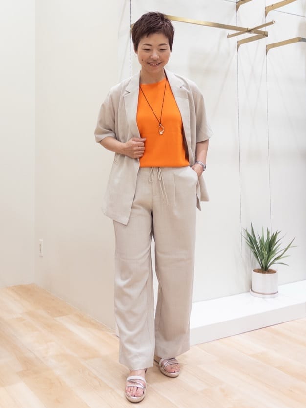 シュウコさんの「grove｜軽やかに羽織れて、きちんと見え ハーフスリーブテーラードジャケット」を使ったコーディネート