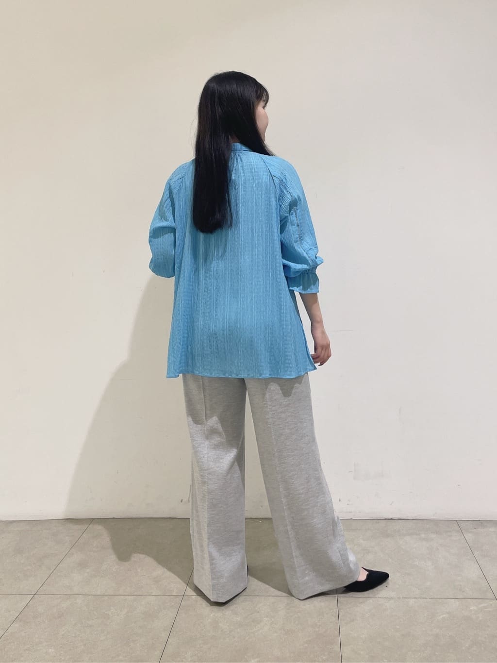 emikaさんの「INDIVI｜【洗える／シャーリング素材】ボリューム袖エアリーブラウス」を使ったコーディネート