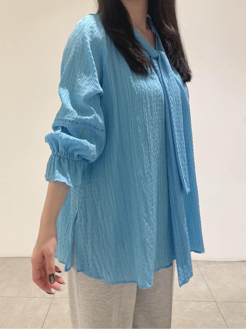 emikaさんの「INDIVI｜【洗える／シャーリング素材】ボリューム袖エアリーブラウス」を使ったコーディネート