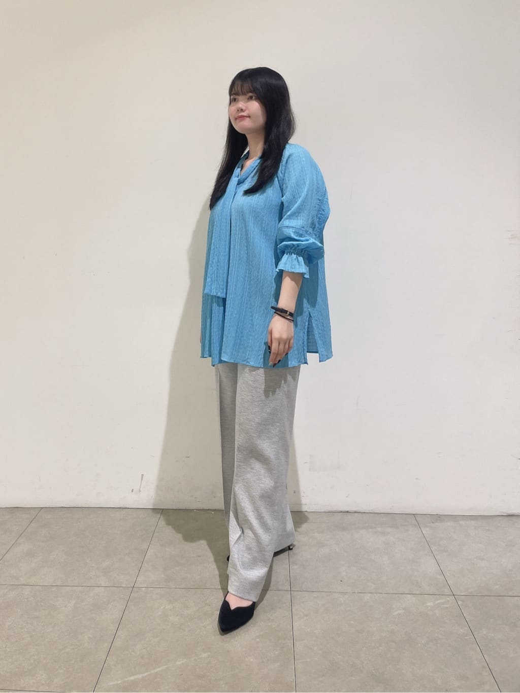 emikaさんの「INDIVI｜【洗える／シャーリング素材】ボリューム袖エアリーブラウス」を使ったコーディネート