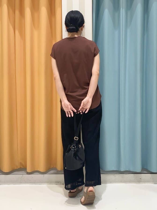 おかさんの「SHOO･LA･RUE｜【S-LL/汗ジミ軽減/ひんやり/UV】インせず着られる フレンチスリーブTシャツ」を使ったコーディネート