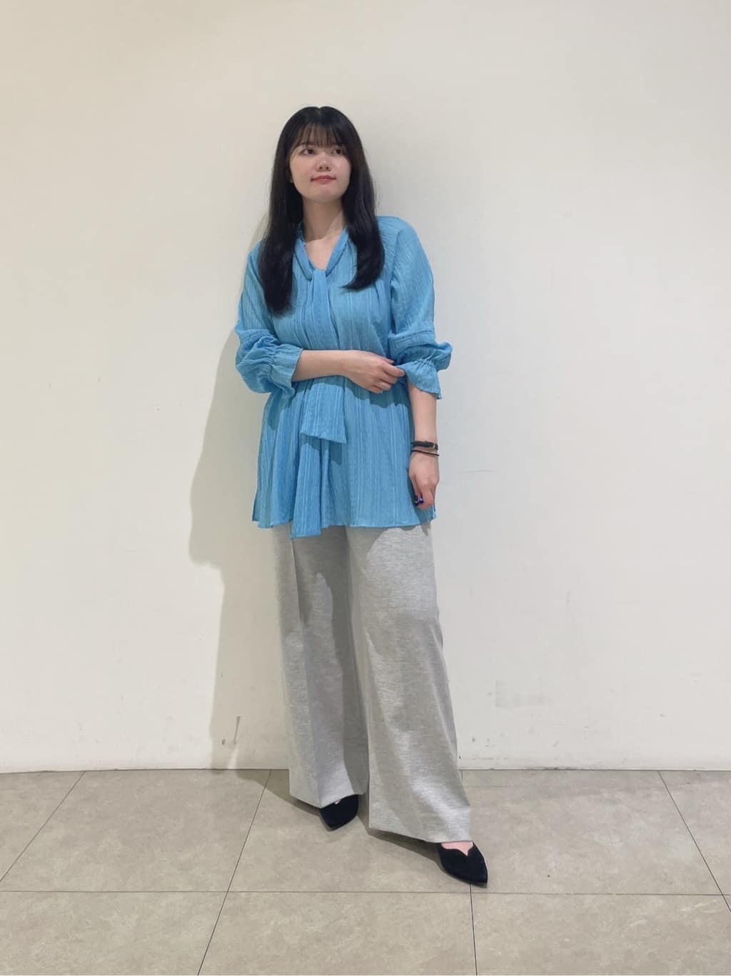 emikaさんの「INDIVI｜【洗える／シャーリング素材】ボリューム袖エアリーブラウス」を使ったコーディネート