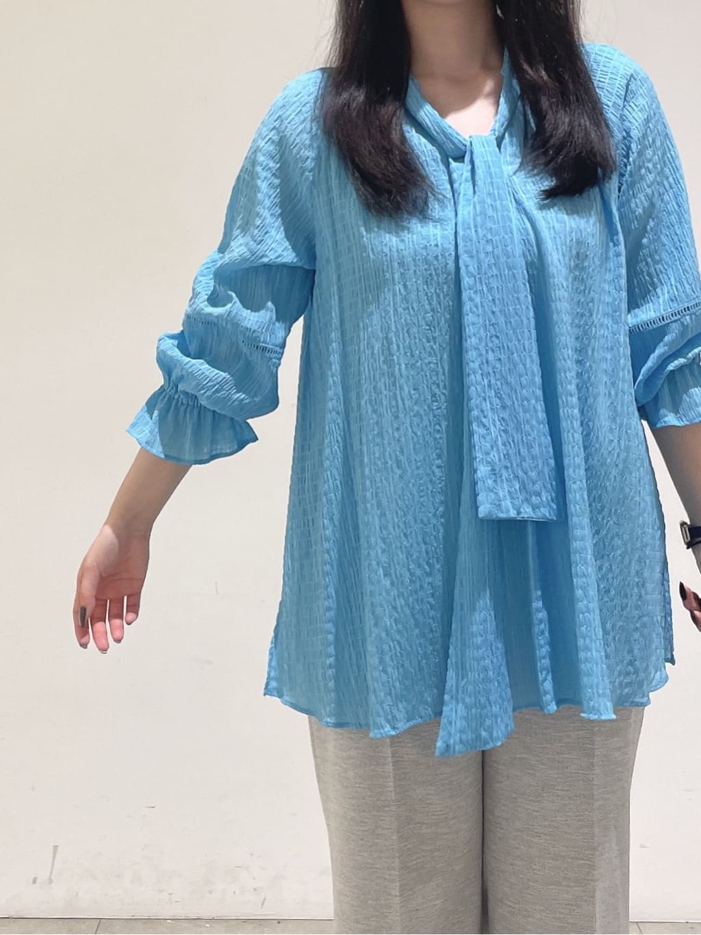 emikaさんの「INDIVI｜【洗える／シャーリング素材】ボリューム袖エアリーブラウス」を使ったコーディネート