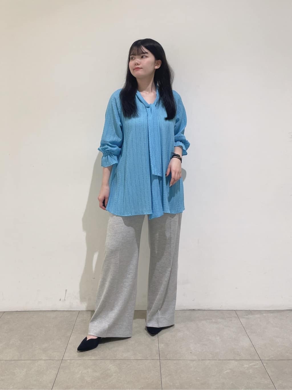 emikaさんの「INDIVI｜【洗える／シャーリング素材】ボリューム袖エアリーブラウス」を使ったコーディネート