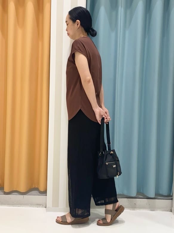 おかさんの「SHOO･LA･RUE｜【S-LL/汗ジミ軽減/ひんやり/UV】インせず着られる フレンチスリーブTシャツ」を使ったコーディネート