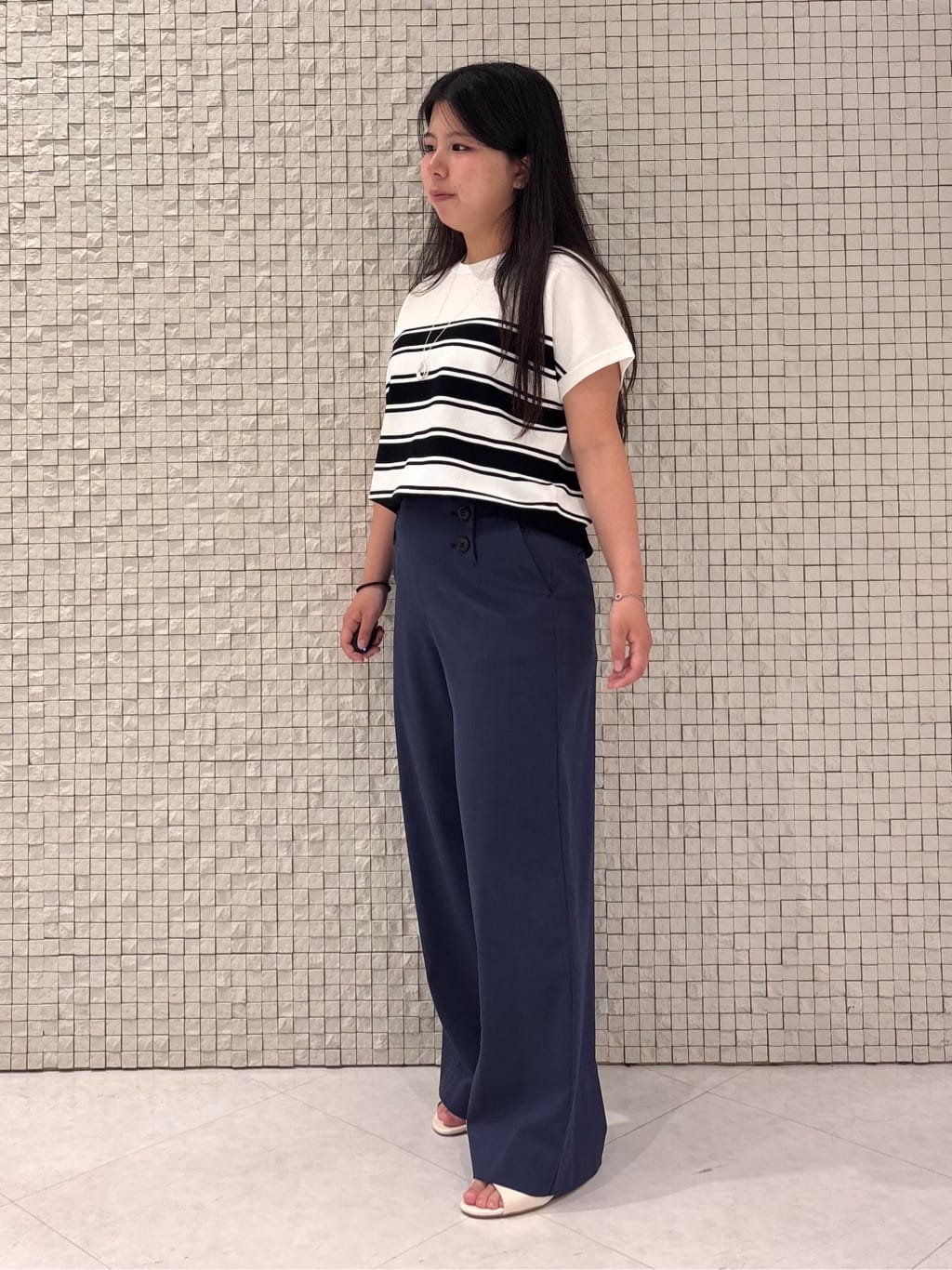 MEGUMIさんの「INDIVI｜【デニムライク】マリンボタン リネン混ワイドパンツ」を使ったコーディネート