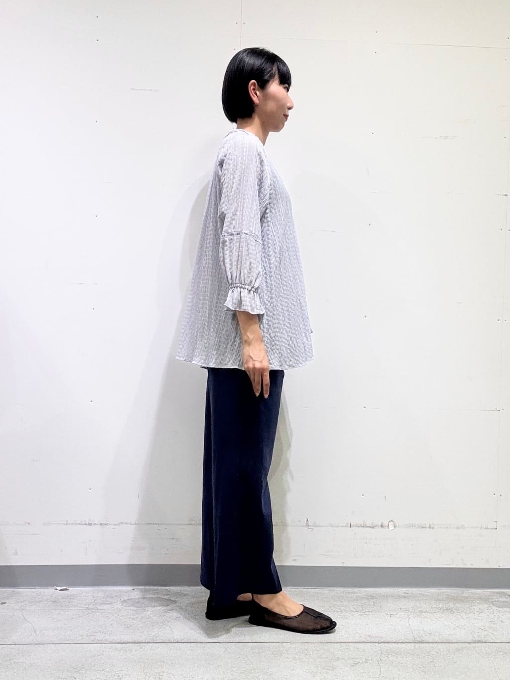 naoさんの「INDIVI｜【洗える／シャーリング素材】ボリューム袖エアリーブラウス」を使ったコーディネート