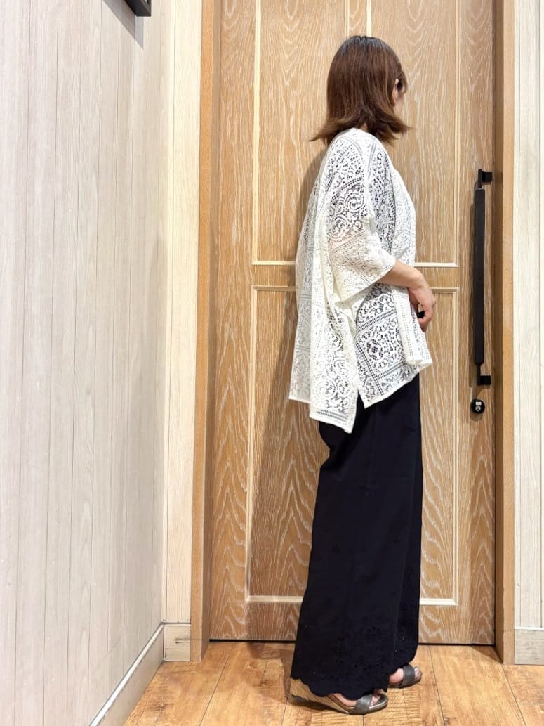 meiさんの「SHOO･LA･RUE｜【S-LL/UV/プチプラ】お袖タックで好印象 デザインTシャツ」を使ったコーディネート