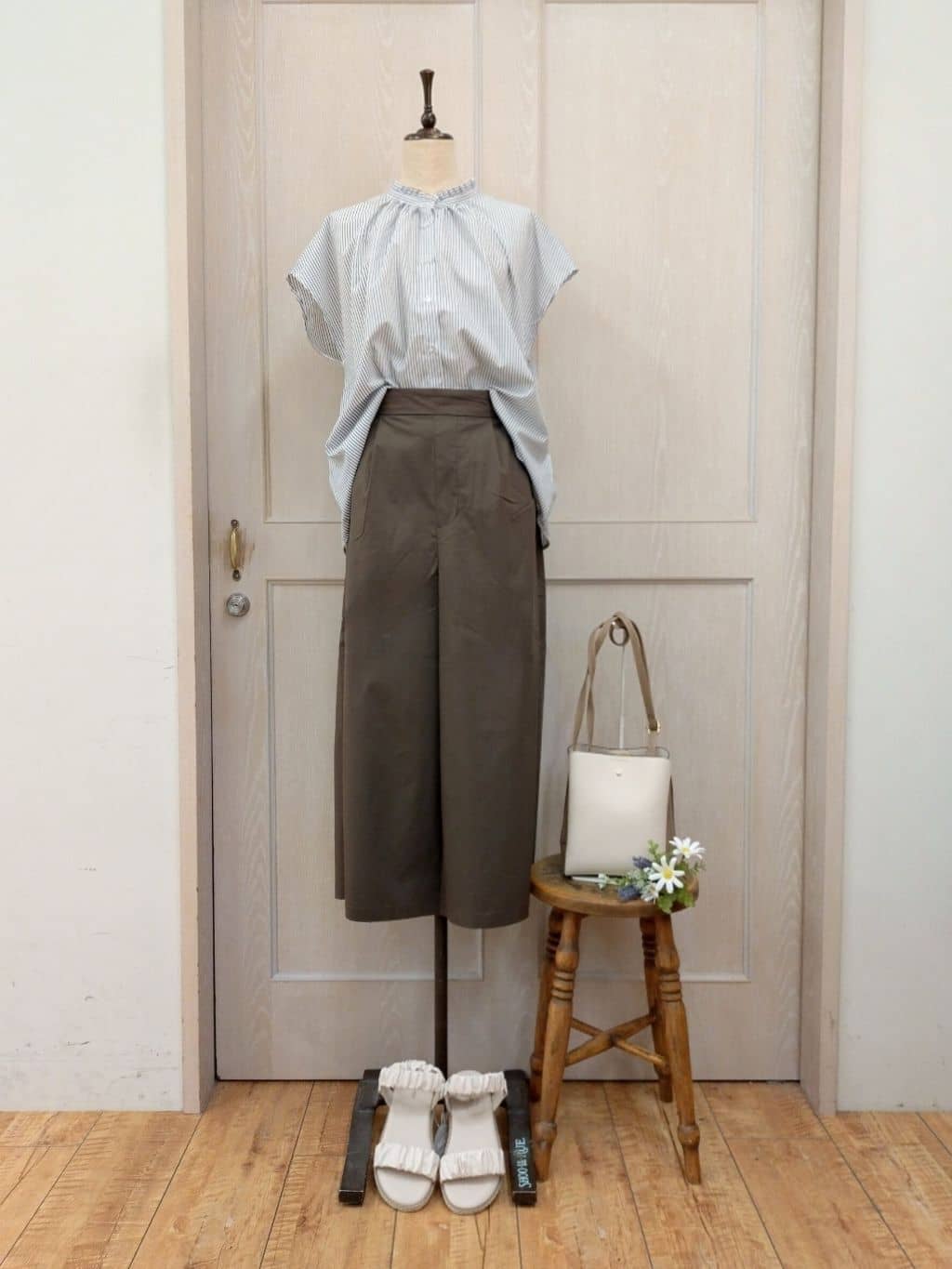 asaさんの「SHOO･LA･RUE｜【洗える/S-LL】プチフリル襟が女性らしい フレンチスリーブシャツ」を使ったコーディネート