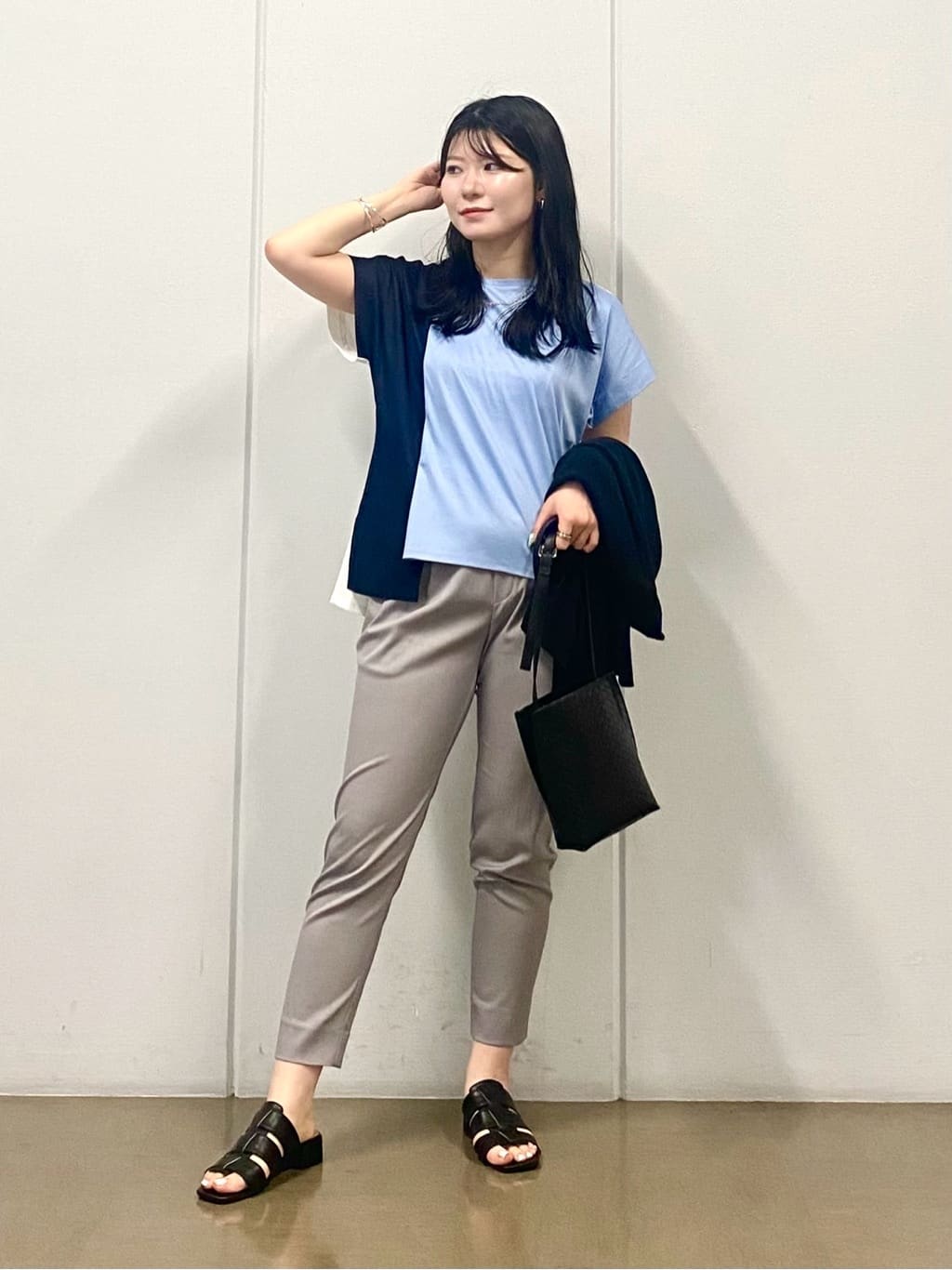 misakiさんの「INDIVI｜【洗える／汗ジミ防止】バイカラー＆アシメヘム Tシャツ」を使ったコーディネート
