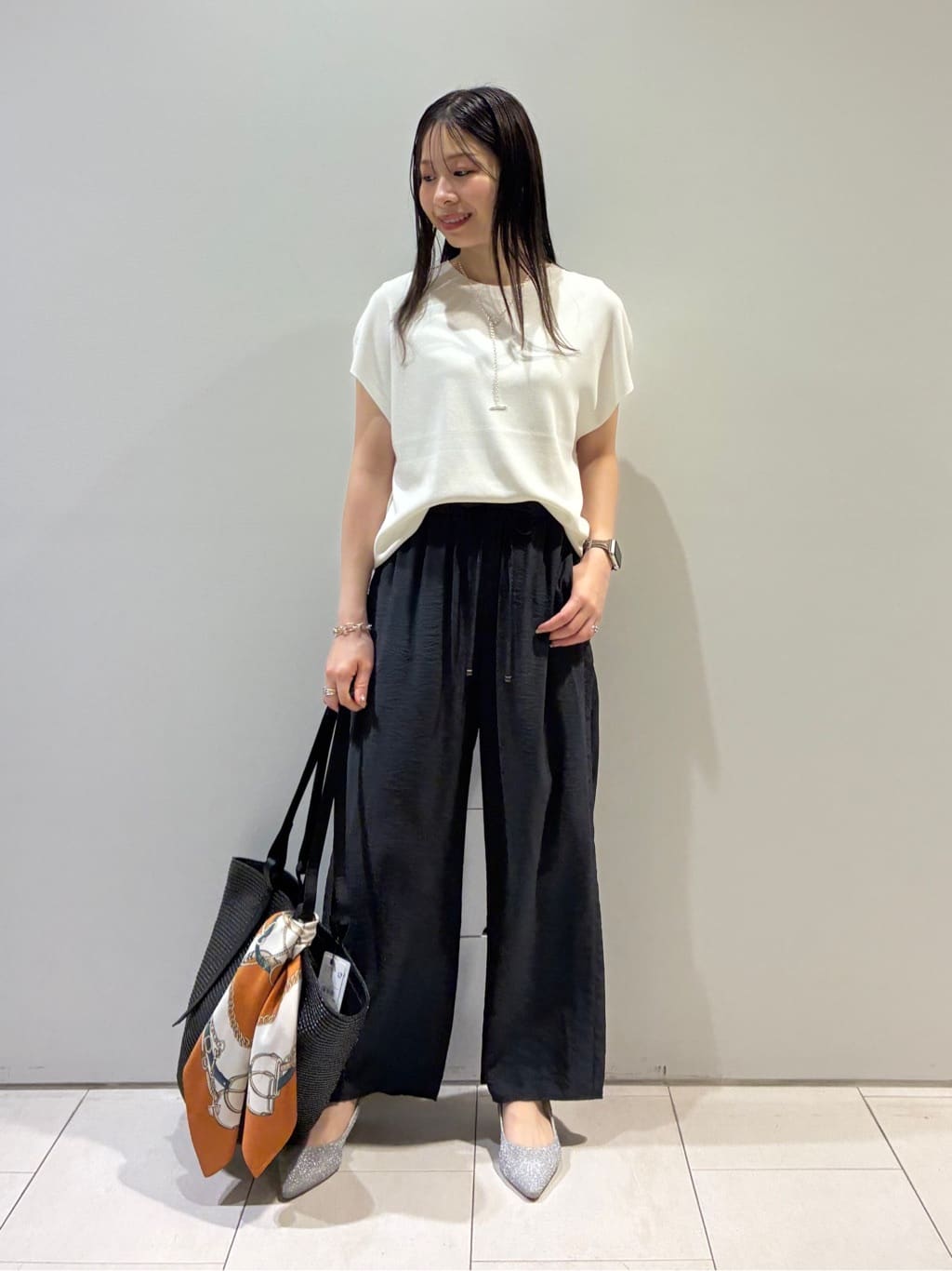 KAOさんの「INDIVI｜【洗える／UVケア／SETUP可能】ドロストワイドパンツ」を使ったコーディネート