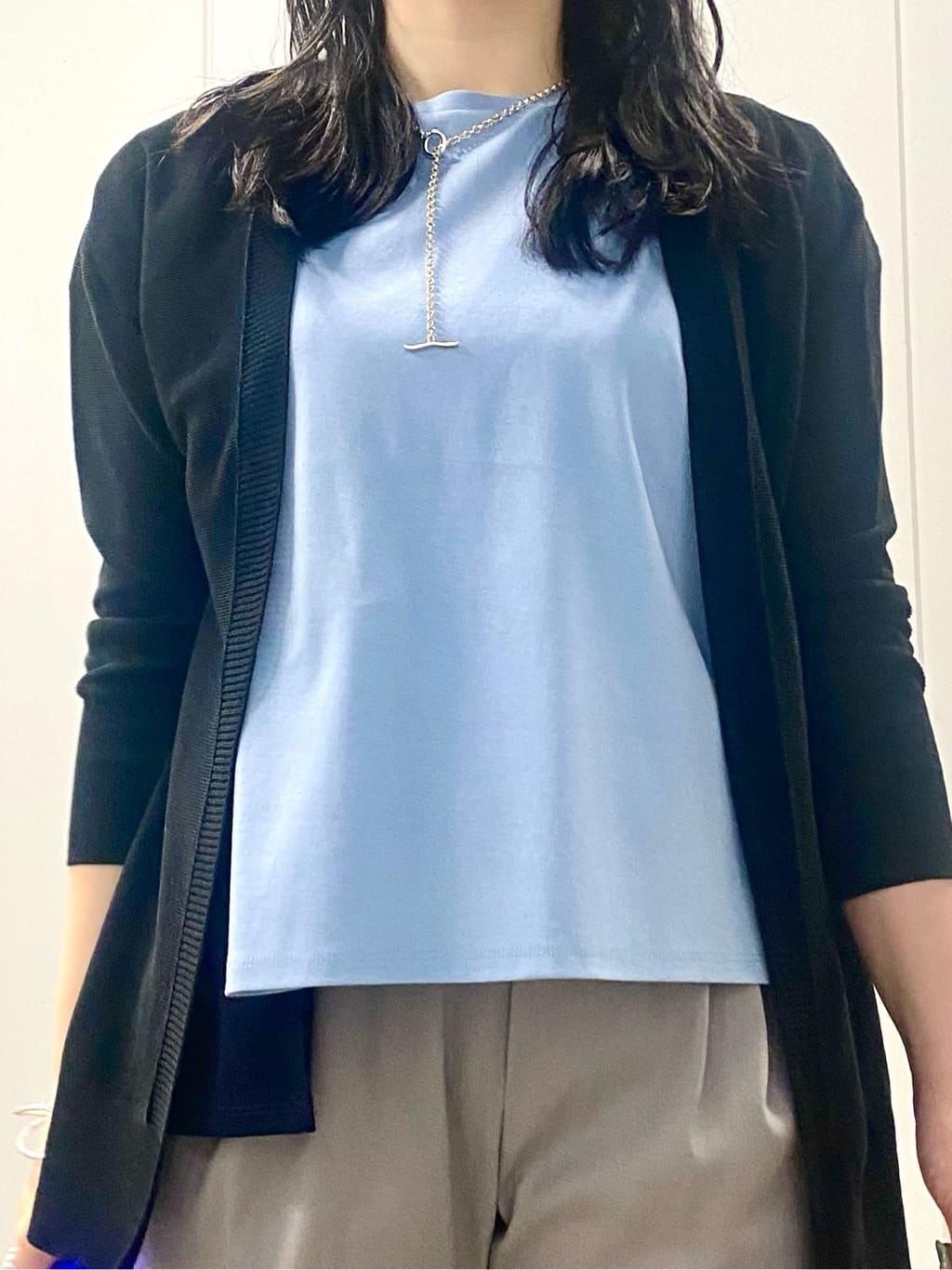 misakiさんの「INDIVI｜【洗える／汗ジミ防止】バイカラー＆アシメヘム Tシャツ」を使ったコーディネート