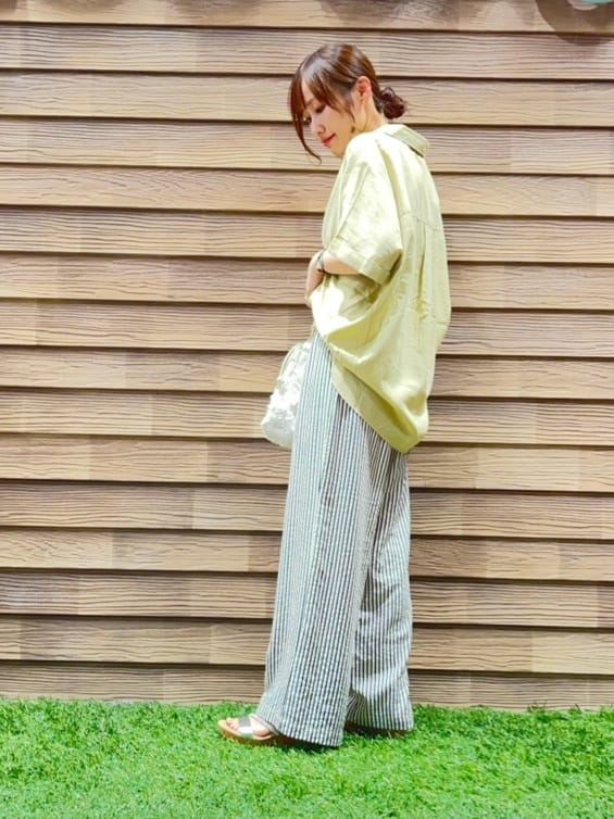 himiさんの「SHOO･LA･RUE｜【S-LL/UV/接触冷感/抗菌防臭】体型を自然にカバー フレンチリネンブレンド襟付ドルマンシャツ」を使ったコーディネート
