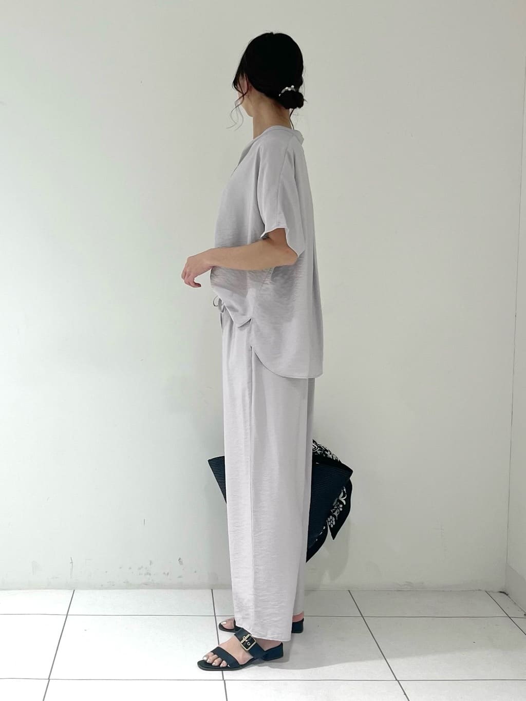 shioriさんの「INDIVI｜【90cm四方】ボタニカル柄大判スカーフ」を使ったコーディネート
