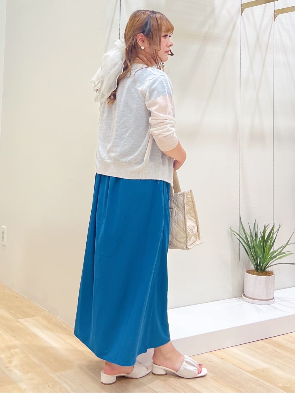 みことさんの「grove｜【雑誌掲載】洗えるシアーカーディガン」を使ったコーディネート