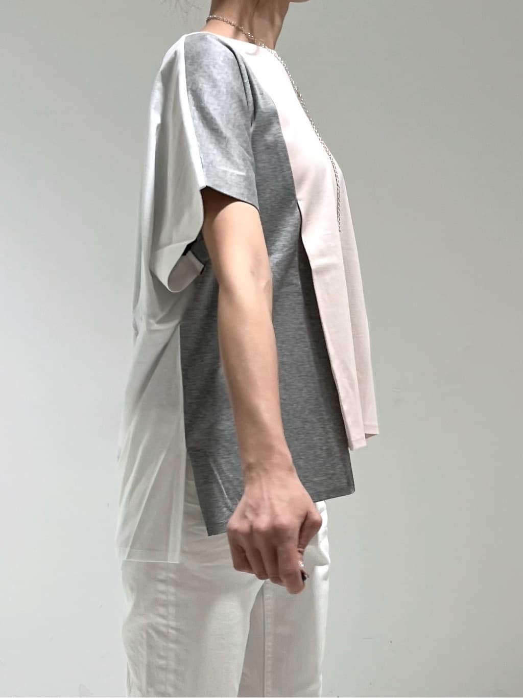 shioriさんの「INDIVI｜【洗える／汗ジミ防止】バイカラー＆アシメヘム Tシャツ」を使ったコーディネート