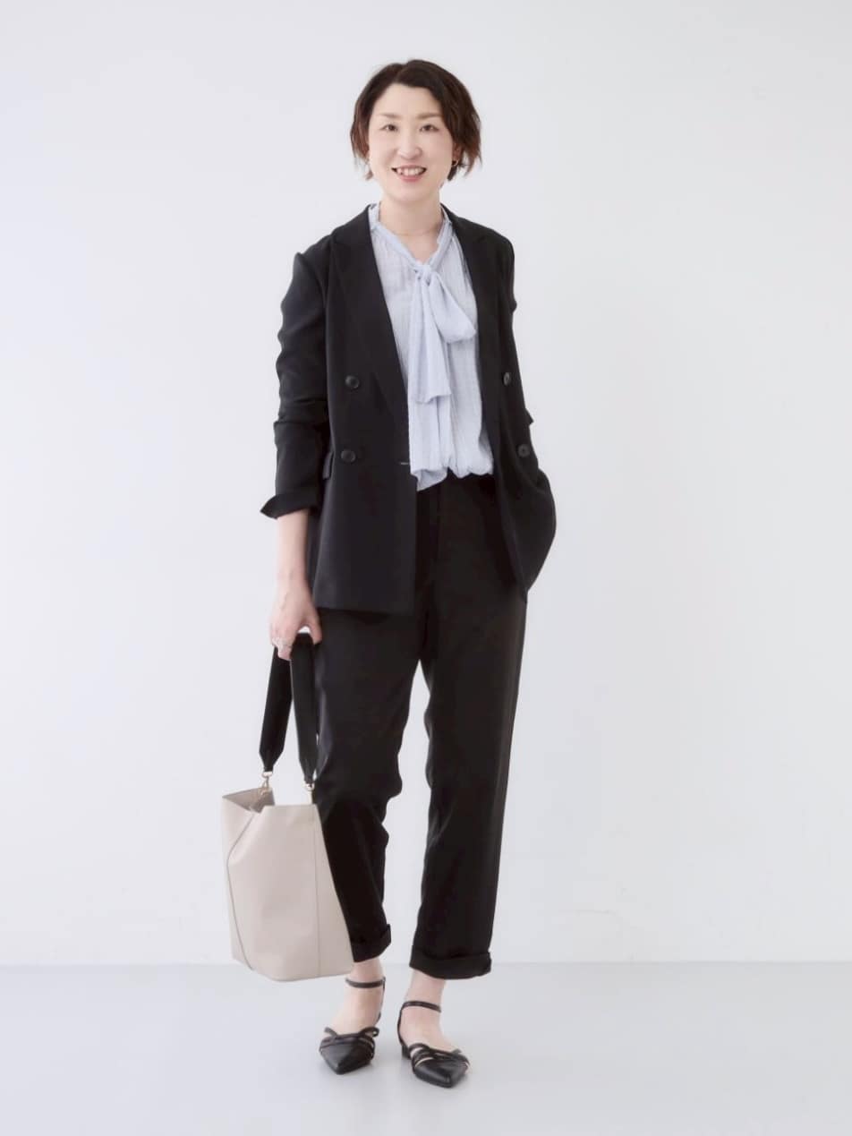 yuriさんの「INDIVI｜【洗える／シャーリング素材】ボリューム袖エアリーブラウス」を使ったコーディネート