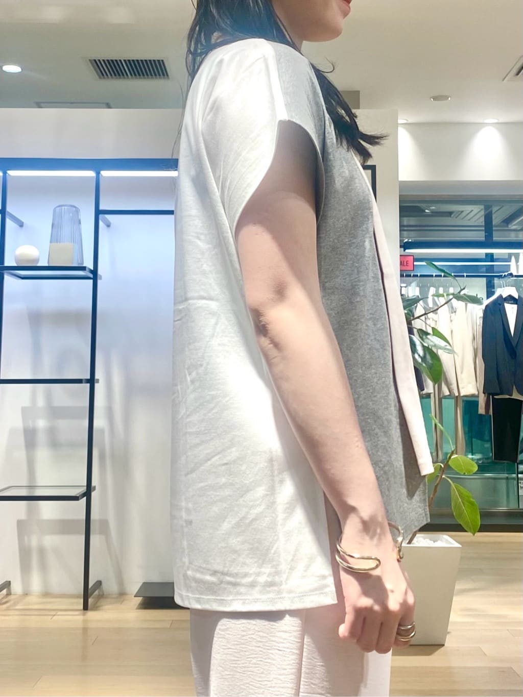 misakiさんの「INDIVI｜【洗える／汗ジミ防止】バイカラー＆アシメヘム Tシャツ」を使ったコーディネート