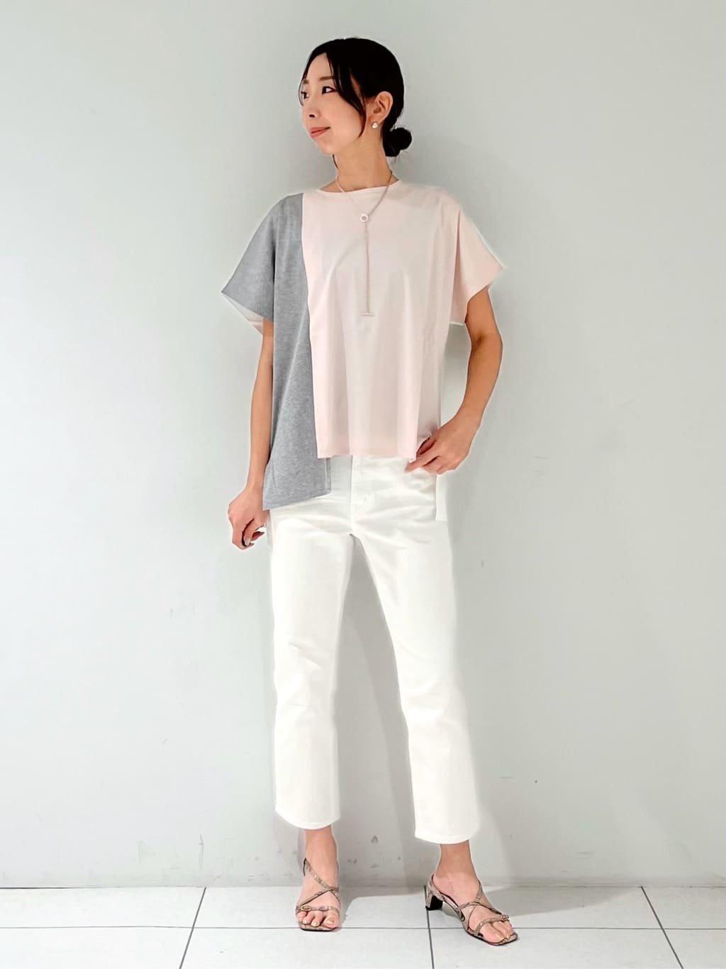 shioriさんの「INDIVI｜【洗える／汗ジミ防止】バイカラー＆アシメヘム Tシャツ」を使ったコーディネート