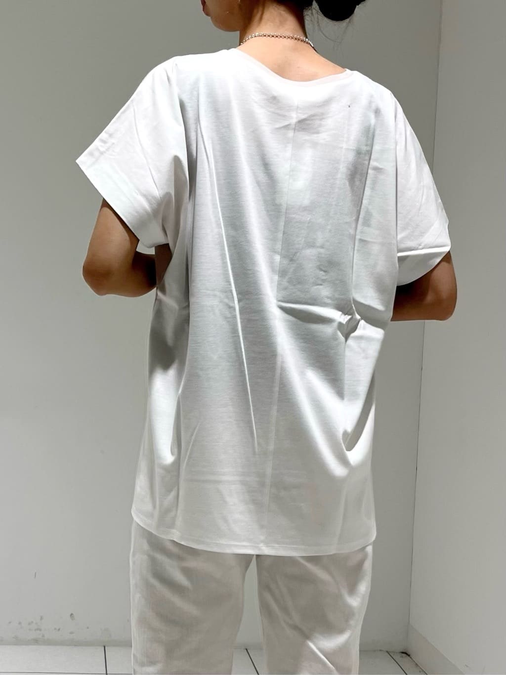 shioriさんの「INDIVI｜【洗える／汗ジミ防止】バイカラー＆アシメヘム Tシャツ」を使ったコーディネート