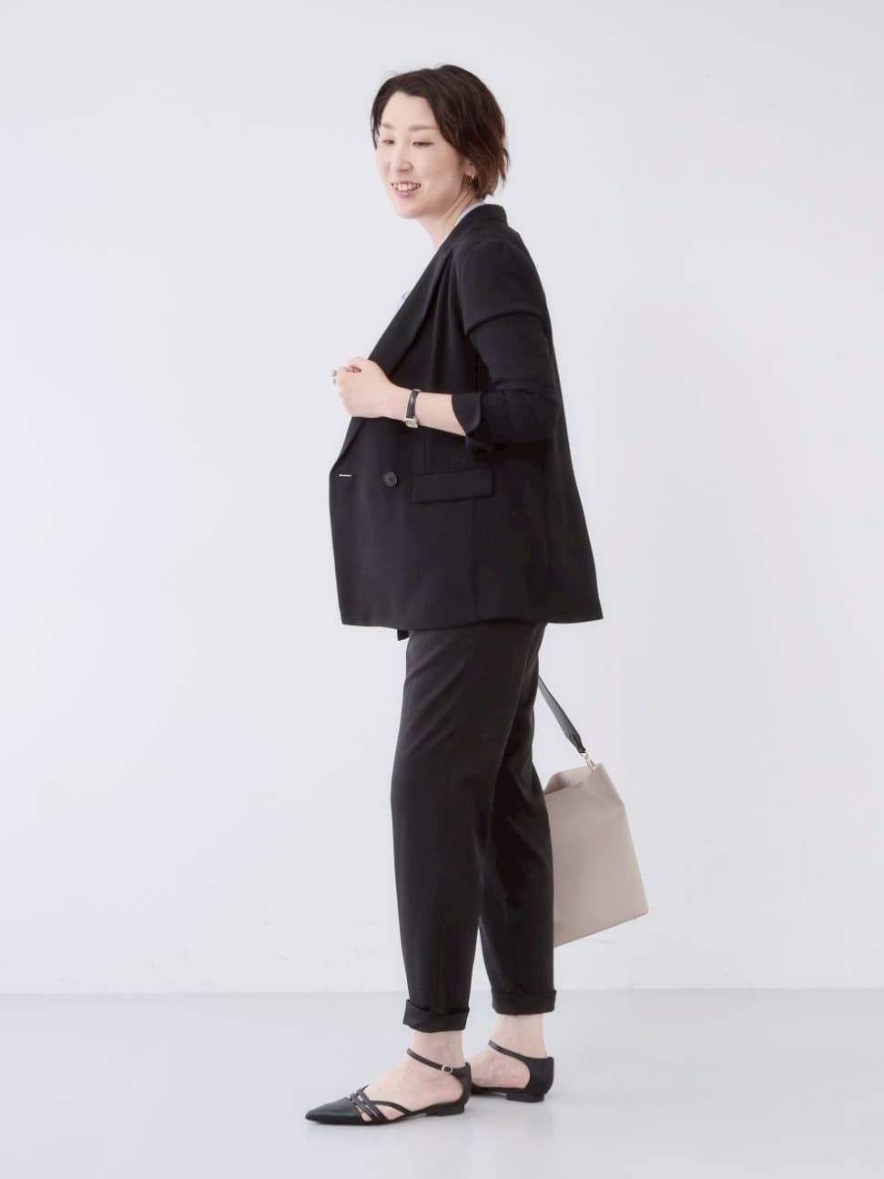 yuriさんの「INDIVI｜【洗える／シャーリング素材】ボリューム袖エアリーブラウス」を使ったコーディネート