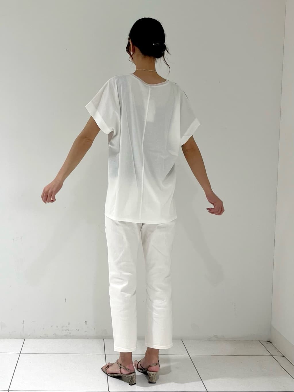 shioriさんの「INDIVI｜【洗える／汗ジミ防止】バイカラー＆アシメヘム Tシャツ」を使ったコーディネート