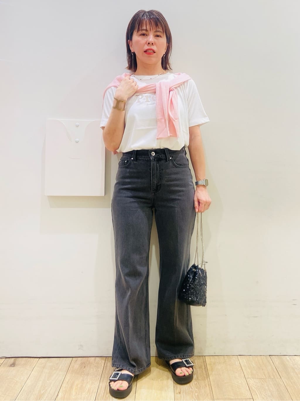 YUKOさんの「index｜《7色展開／XS-LLサイズ》ビジューボタンクルーネックカーディガン【洗濯機洗い可】」を使ったコーディネート